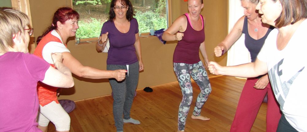 Notfallsklopfen + Lachyoga – für ein Leben ohne Angst und voller Freude!